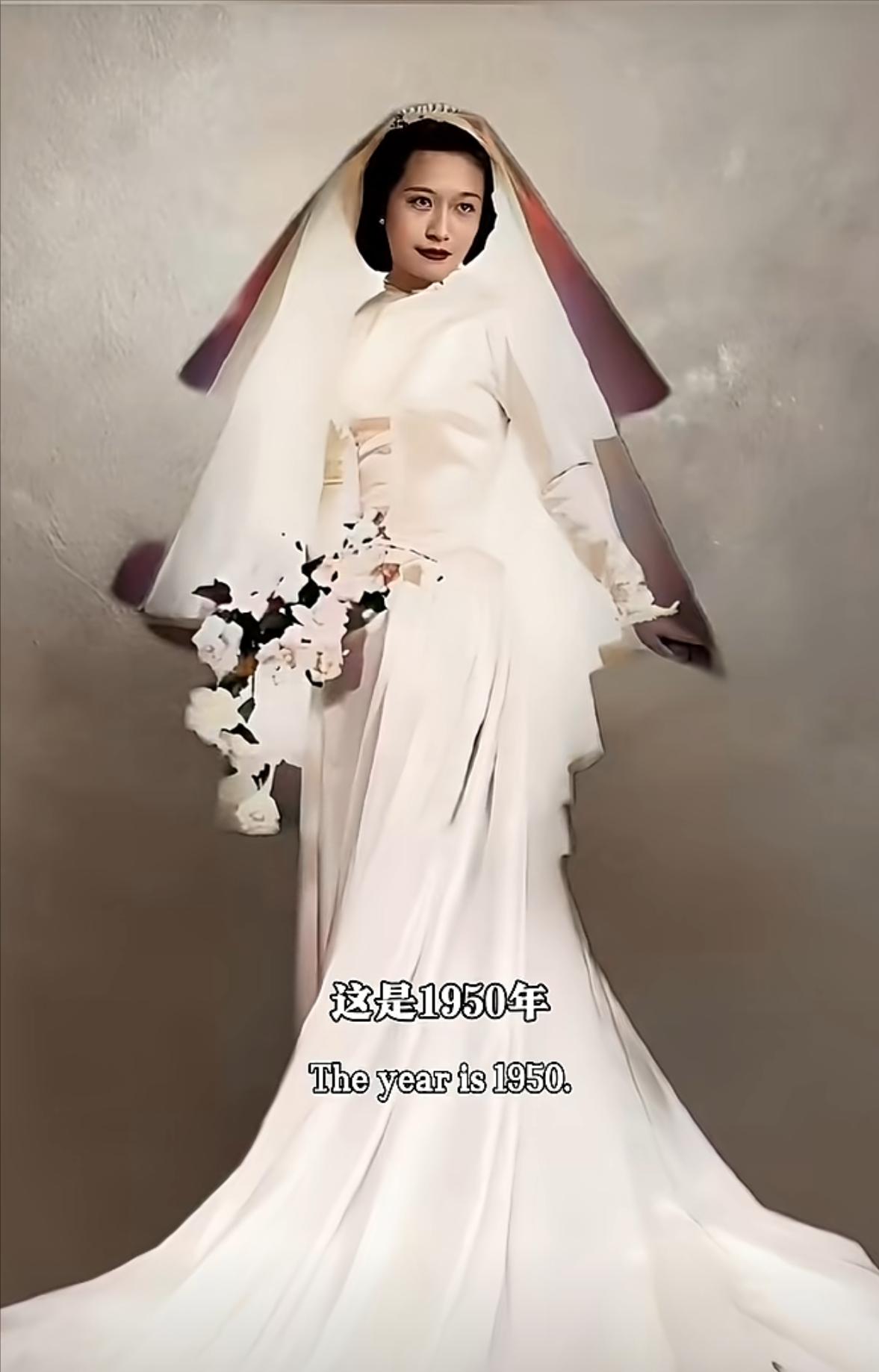 这是拍摄于1950年的一张婚纱照，杜致礼穿着白色的婚纱，对着镜头盈盈一笑，惊艳了