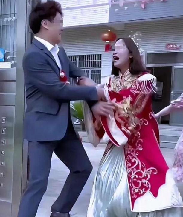大喜的日子，本该是锣鼓喧天、阖家欢喜，长沙这场婚礼却彻底演变成了尴尬闹剧。为了筹