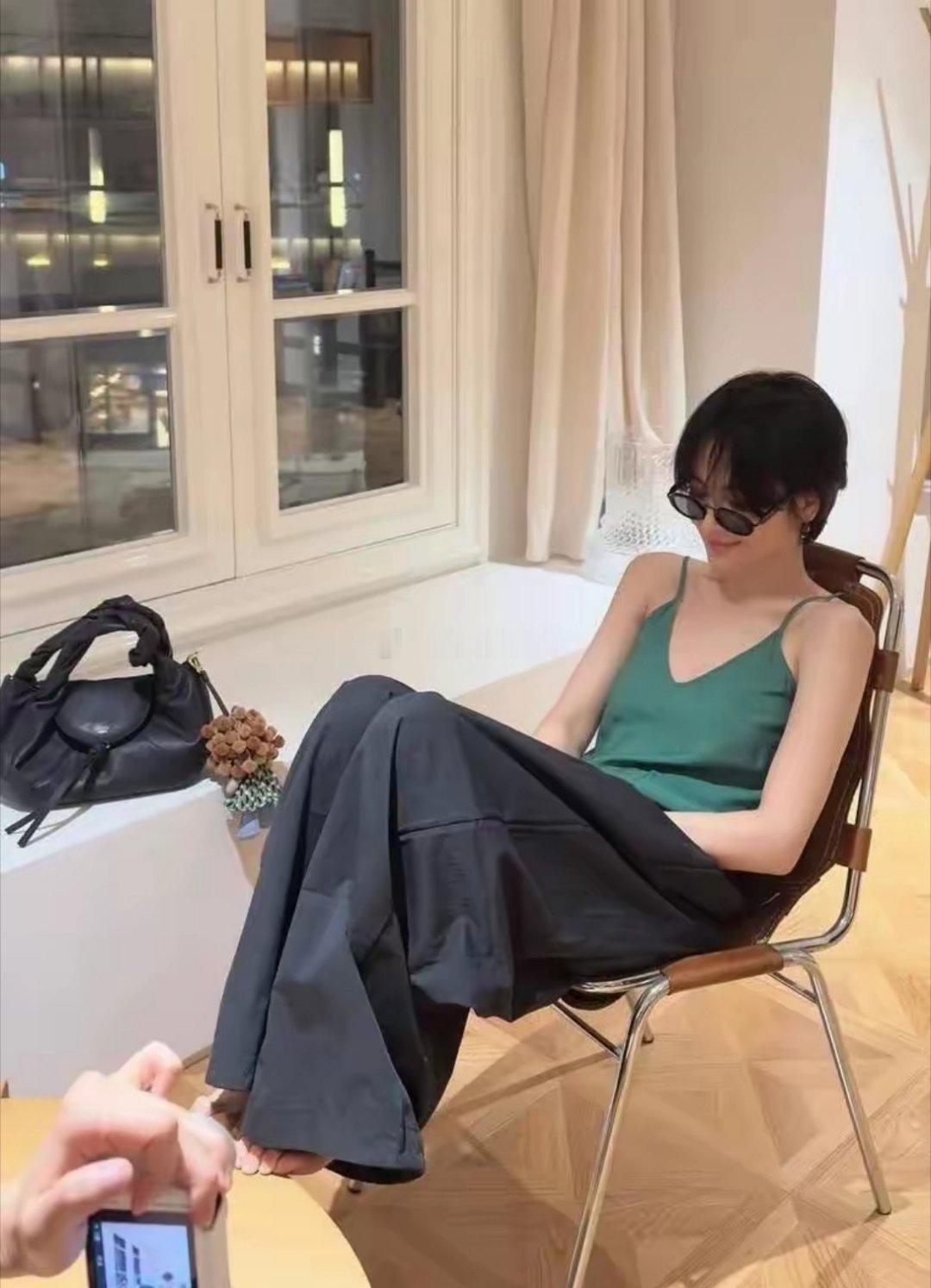 宋慧乔在IG上更新啦！这次她去了黑白大厨林泰训位于景福宫附近开的餐厅，美滋滋地品