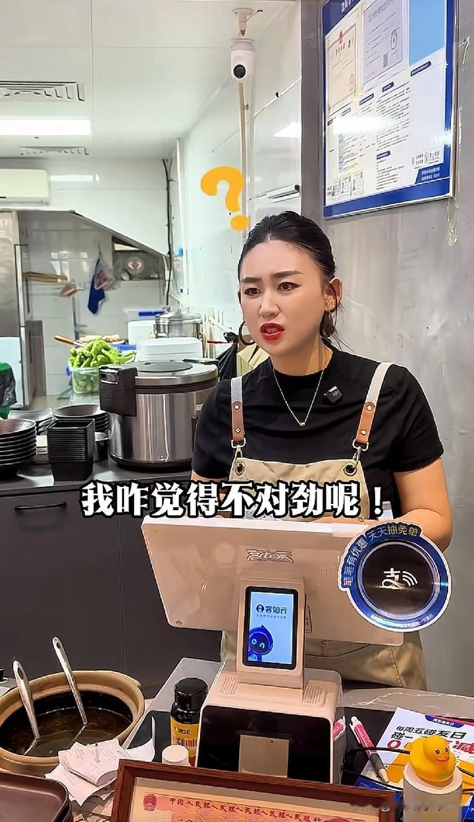 有一个顾客在店里面吃饭，结账的账单是40块钱，这个顾客没在带钱，于是问老板娘借了