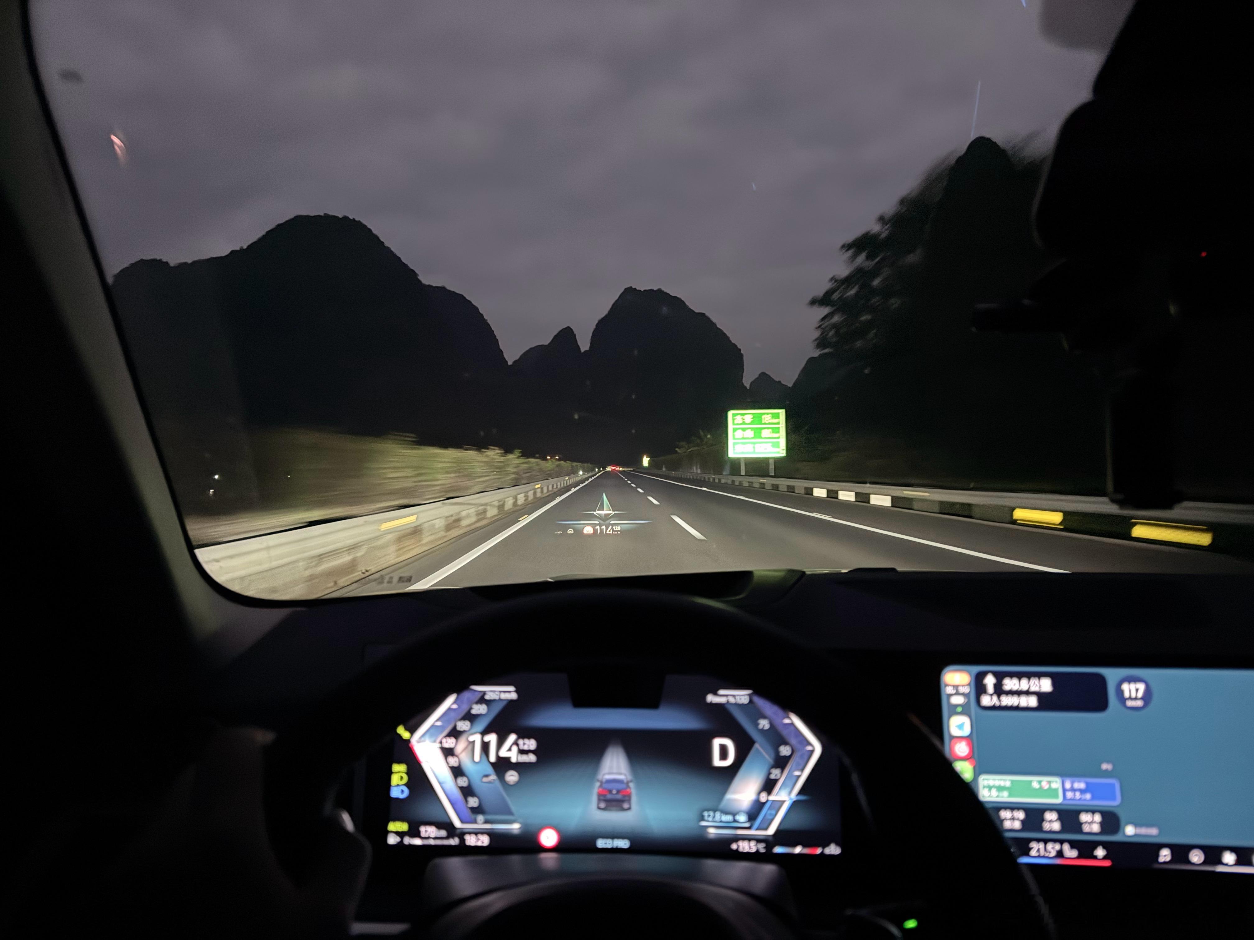 晚了5秒下高速要付1700元高速费这样拼时间就太傻了0点开始收费完全可以在23点