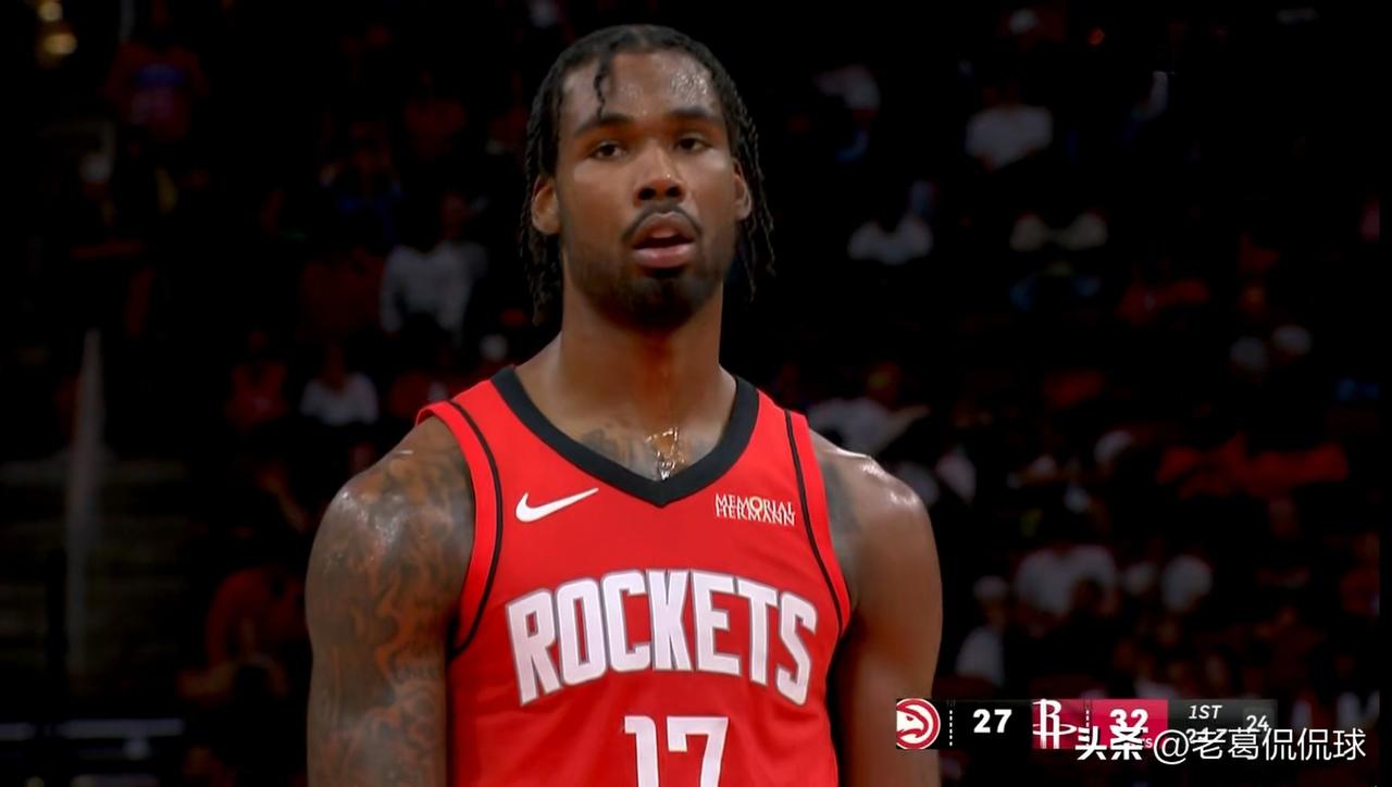 火箭大将伊森真是活该被贬为替补！在今天进行的火箭和老鹰的比赛中，目前两队的上半场