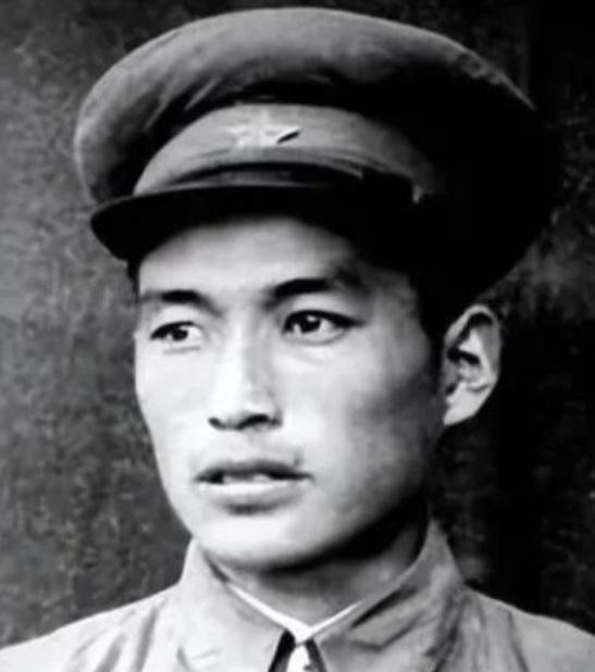 1949年，3名侦察员误入一间破旧牛棚，一名战士刚躺下，突然一阵疼痛，伸手往草堆