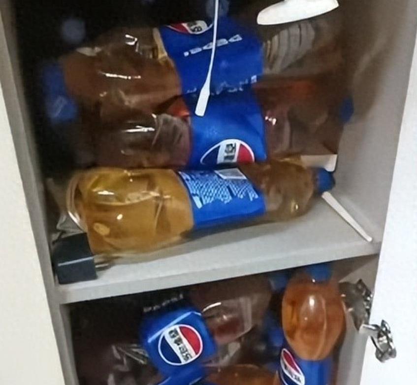 浙江义乌一个房东，租客拖欠了5000多块房租。她去房间准备换门锁密码，一开门，恶