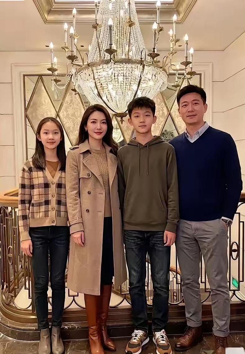 对于70后的我来说这是最幸福的一家人，看到这样的合影，不知会让多少人嫉妒羡慕，抛