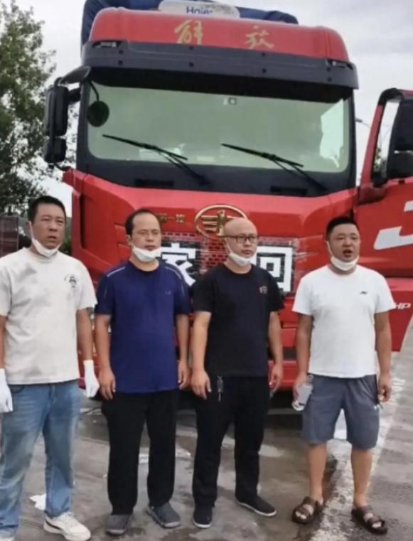 泪目了，陕西服务区，一辆货车一停就是三天，无人靠近。工作人员拉开车门才发现，34