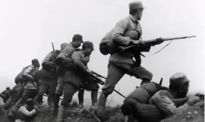 1945年，八路军夜袭据点，尖刀连隐蔽良久，眼看就要到攻击时间，前沿突然一阵枪响