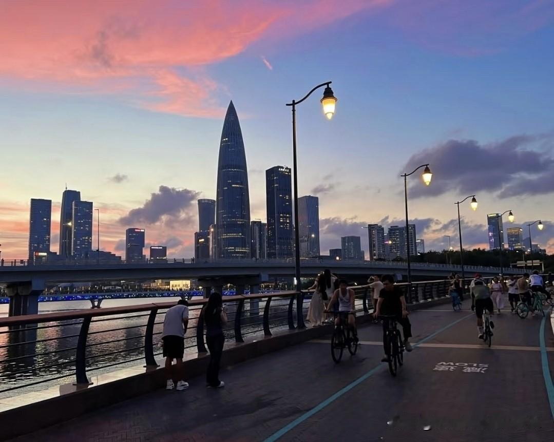 想要房价大涨，比房价下跌容易多了。因为楼市里面的卖地，贷款，供应量等等的都是可