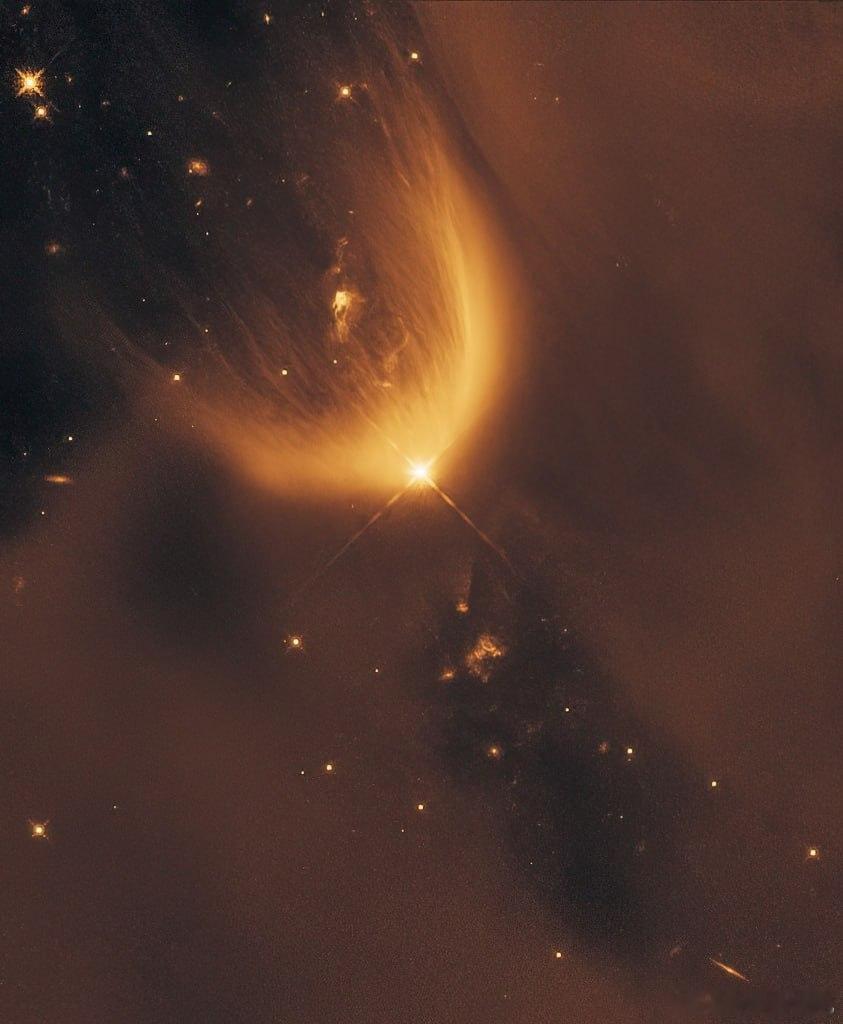一颗新生恒星正在黑暗中雕刻属于自己的大教堂。隐藏在波江分子云中，距离约800光年
