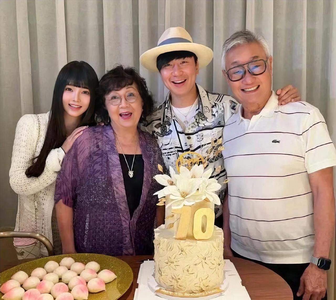又一个天王找的比自己小十几岁的老婆！林俊杰在妈妈70岁生日时，官宣另一半。女孩黑