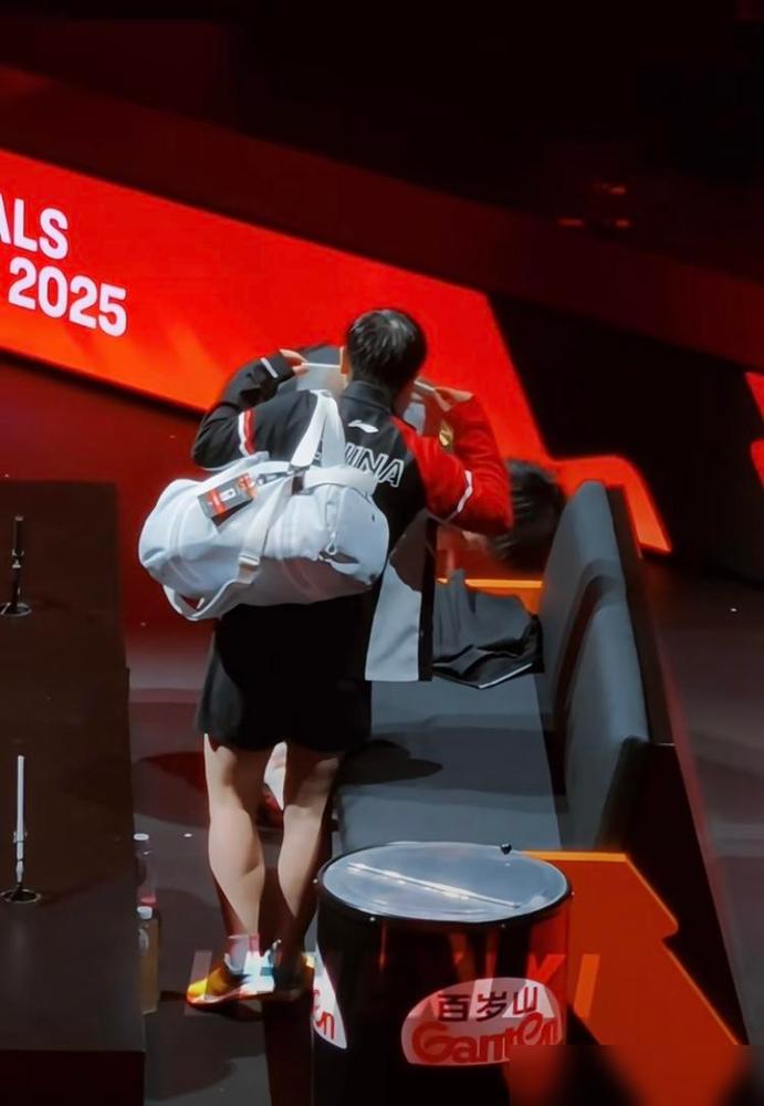 今天混双比赛结束后。莎莎楚钦一边整理东西，一边复盘和林诗栋蒯曼的比赛。当时就