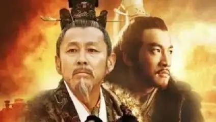 刘邦论功行赏，赏了所有人良田美女，却只给萧何一车烂掉的木材，萧何叩头谢恩，出门后