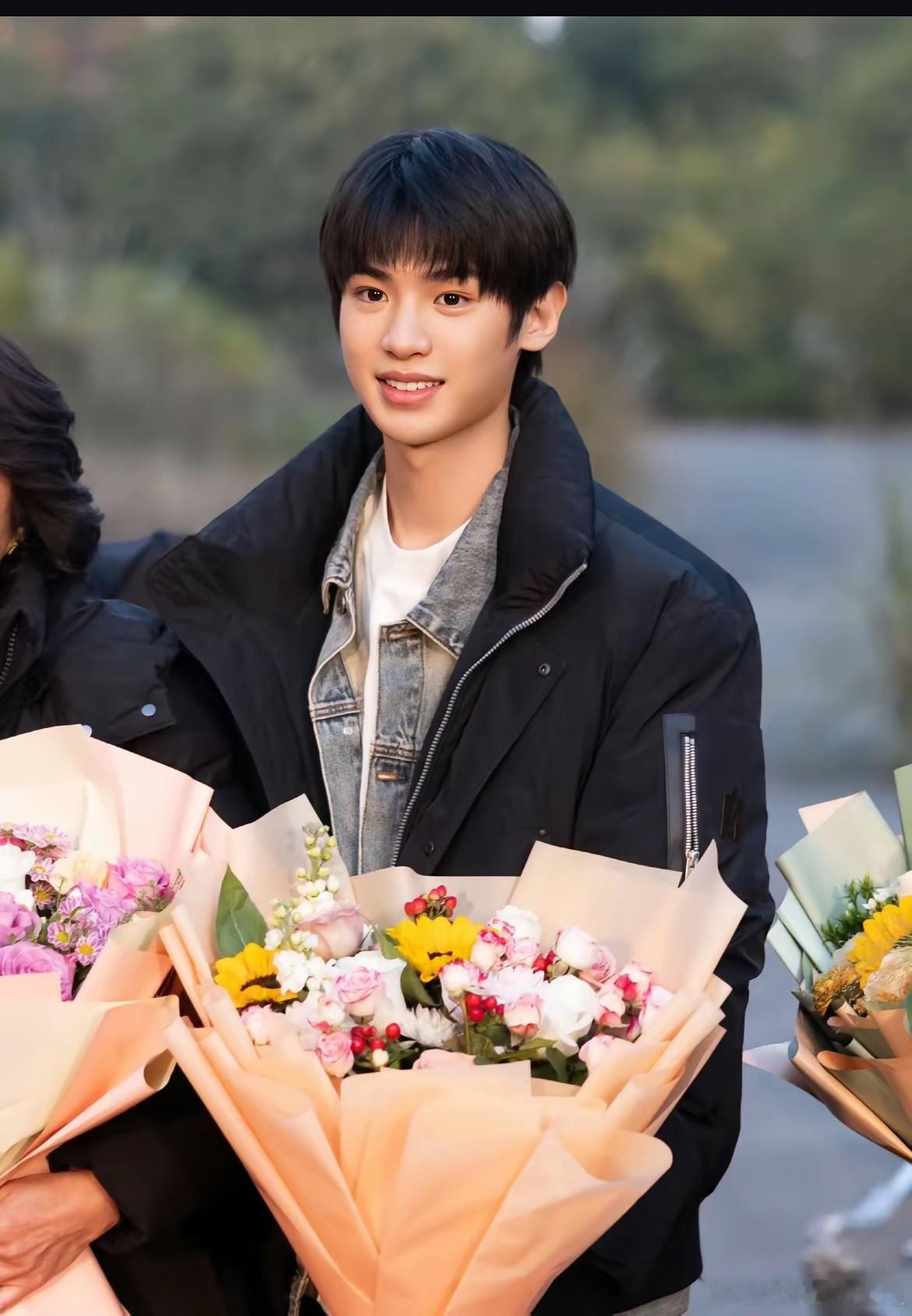 黄明昊你藏的真是太深了！我查了一下才知道，四喜原来是黄明昊演的第一部电视剧本来奔