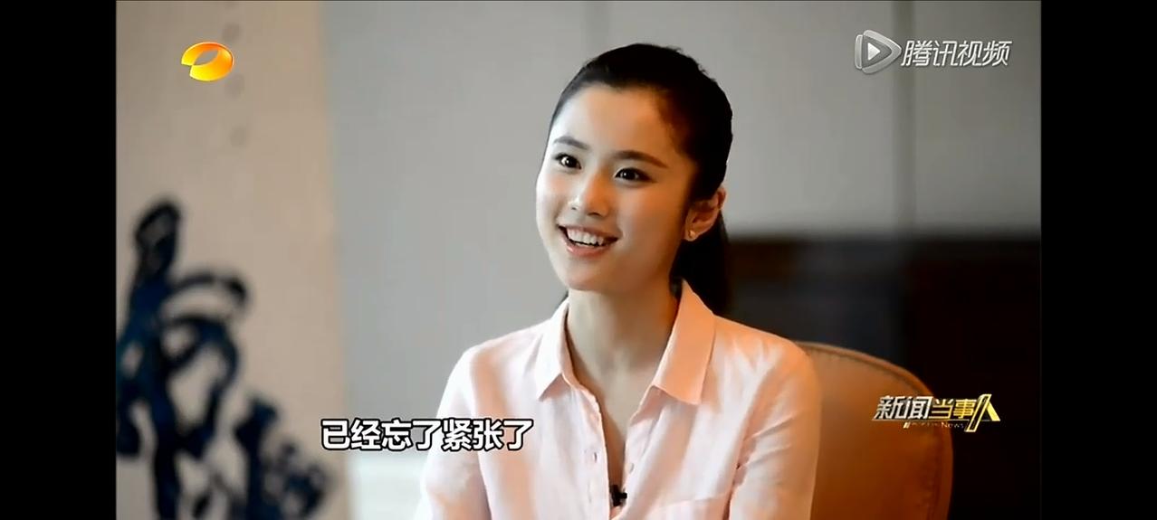 张慧雯的美，美在气质，她的神情自然真诚，眼神灵秀乐观中透着笃定，这是父母用稳定的