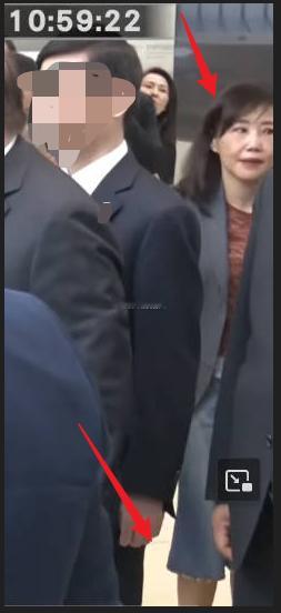 尹乃菁12日上午参观小米工厂时，好像穿了条5分裤(图1)图2是11日上午参观碧