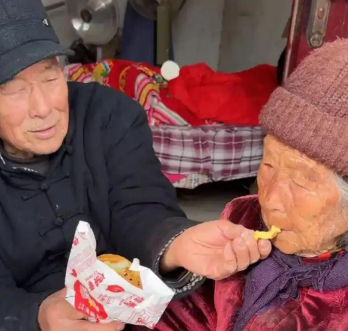 近日，河南，一92岁老人想念自己的姐姐，晚辈得知后便开车带他去姐姐家，老人特意换