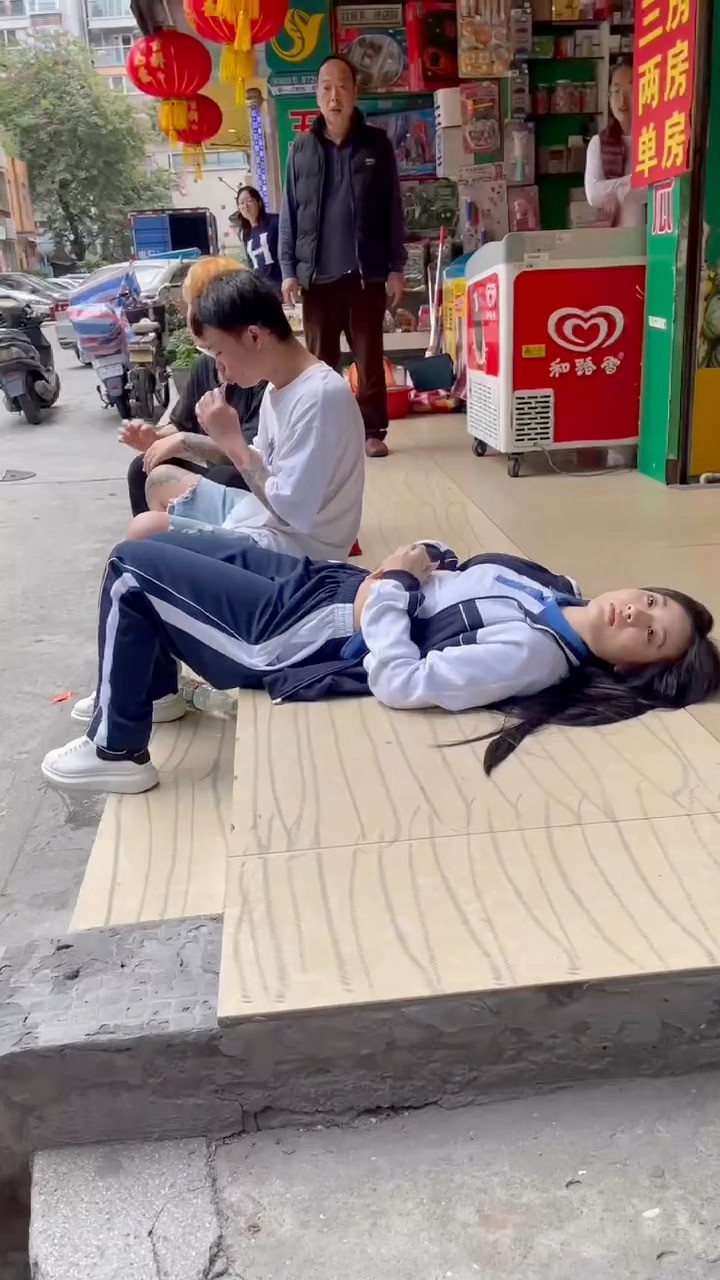 跟着黄毛混能有什么好结果！这是怎么了？