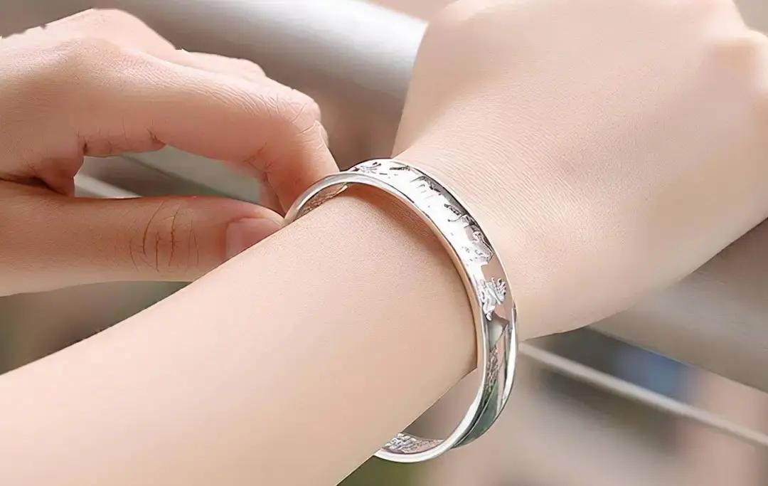 银价疯涨，银镯一天一个价今天逛商场，52克银镯标价1500块，算下来28块