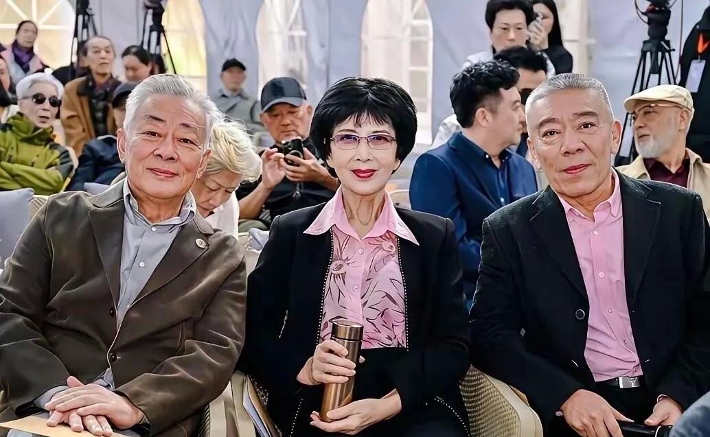 王诗槐和吴海燕皆已年逾暮年，虽说岁月不饶人，但他们依旧风采依旧，优雅气质尽显。旁