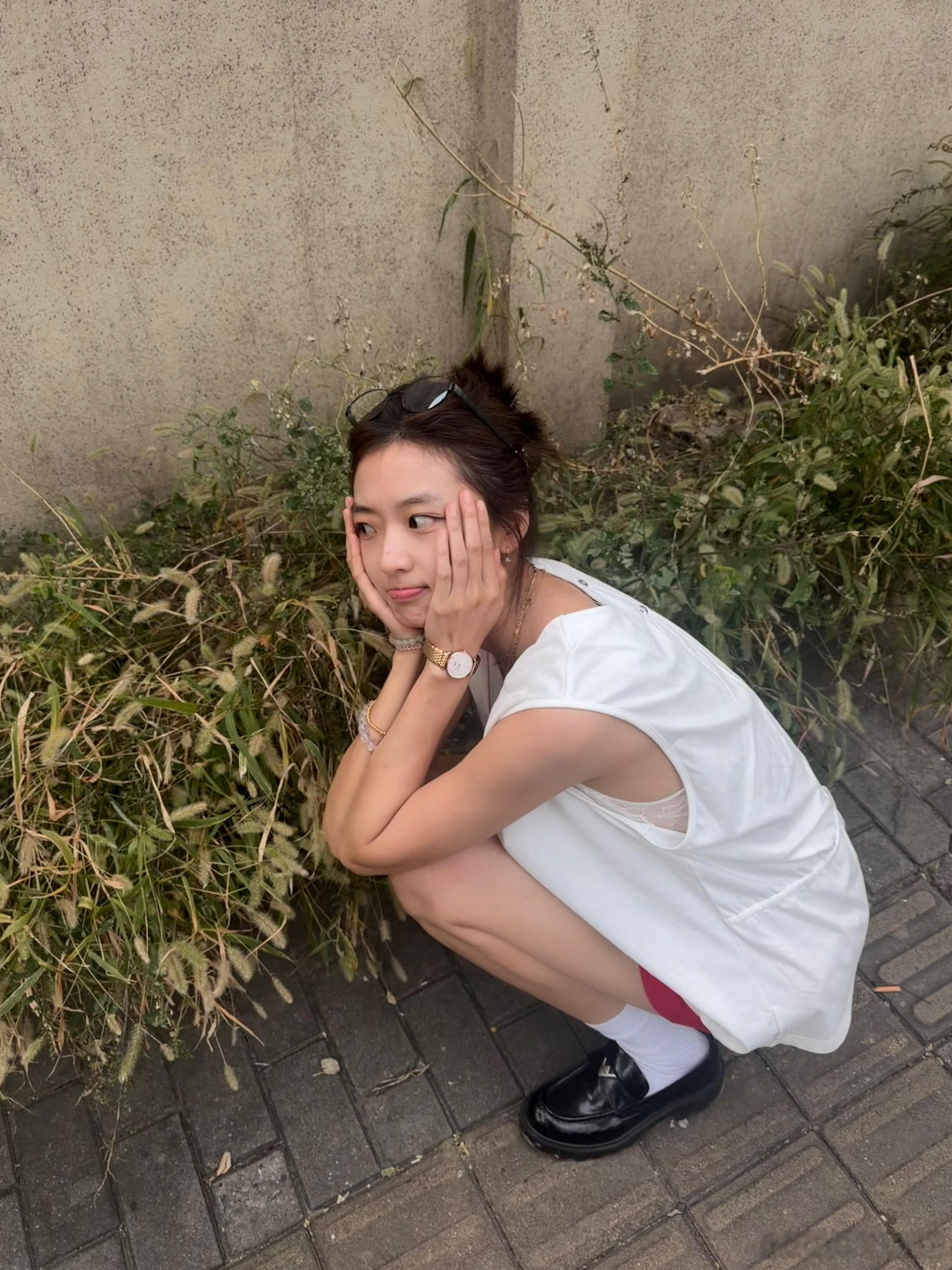 孙千真狗尾巴草宿命感拉满的一组随拍，孙千偶遇成片狗尾巴草，完美踩中《早春晴朗》出