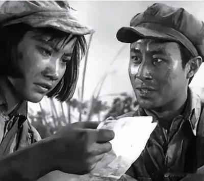 一个18岁的姑娘姜达泉，眼看追兵一脚踹开了家门，她一咬牙，跳上炕，挨着那个满头是