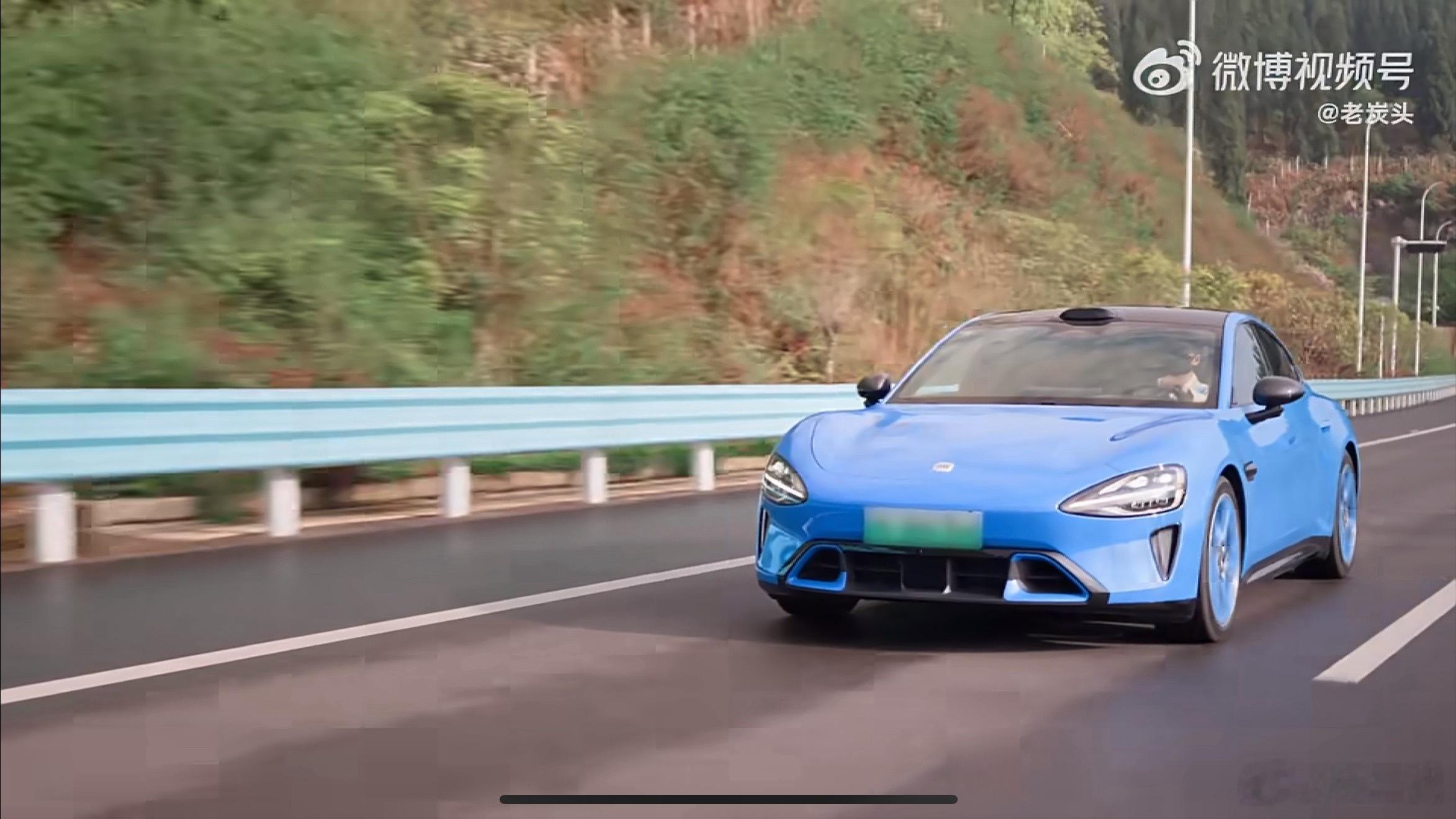 小米SU7打造宠物友好出行空间，陪伴老犬墨爷走过贵州十二茅坡、花江峡谷大桥。十二