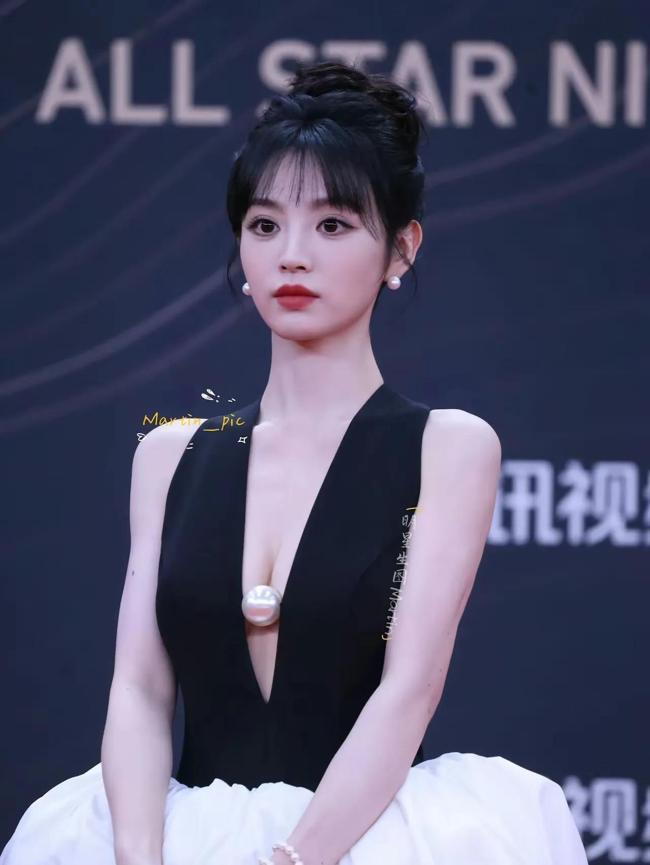 田曦薇晚礼服中间的大珍珠就是最大的败笔，一颗大珍珠在中间究竟想表达几个意思