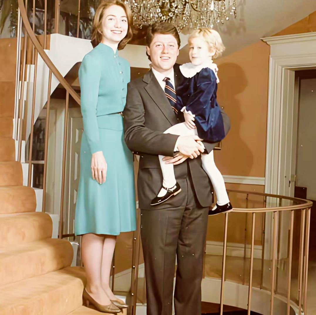 年轻的克林顿一家三口，是不是很温馨啊？年轻时的希拉里看上去颜值比现在漂亮多了啊