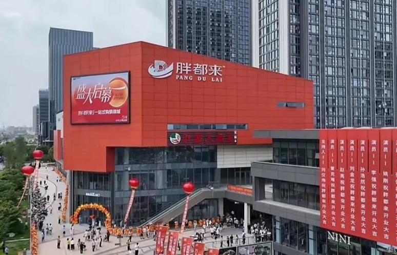 胖东来当年撤出新乡，市民挽留、有关方面出面协调，最后还是没能把店留下。十多年过去