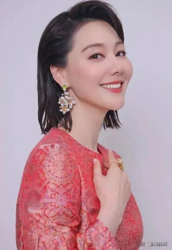 【王冠复出：被谣言撕碎的央视主持，竟靠