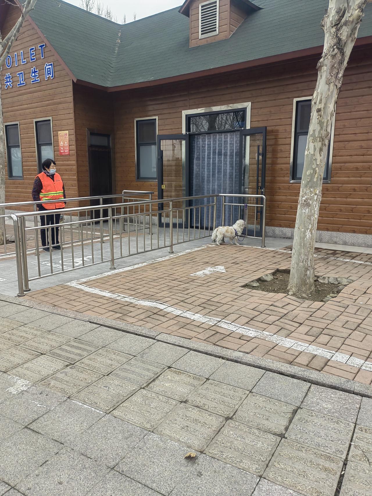 偶去一处公厕，发现门口栓着一条狗，而且它还很凶，谁要靠近厕所，它就狂吠不止，呲牙