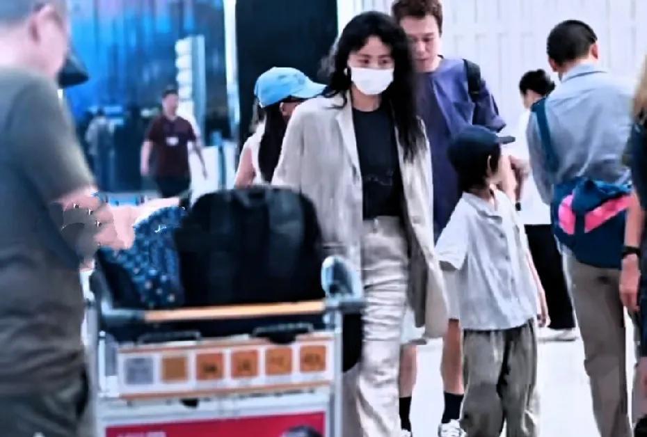 孙莉带儿子女儿现身机场，小儿子长相清秀，超像黄磊！乖巧的跟在妈妈身边，二姐也很漂