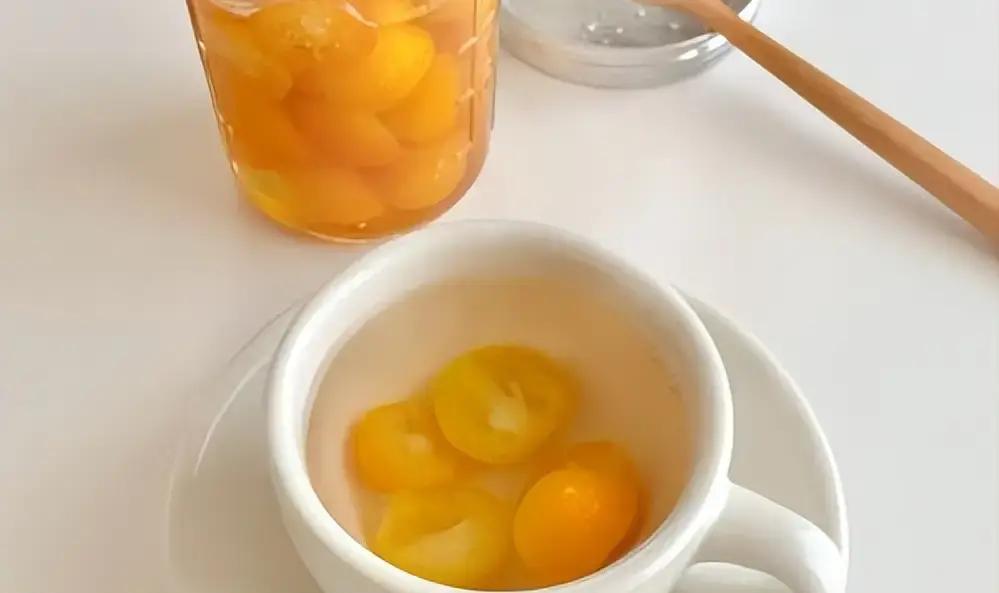 冬天一到，街头小金桔黄澄澄的，咬一口酸甜带香，谁不爱？可很多人纠结了：这皮到底剥