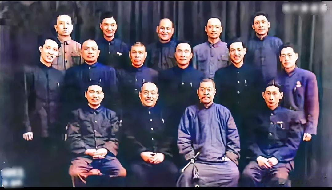 十五位京津两地的相声名家，这是1953年他们在一次演出结束后的集体合影，这些相声