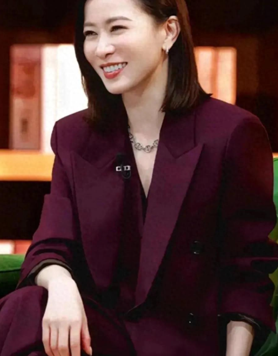 佘诗曼剪气质短发，身穿一袭酒红色西装款套装尽显高级优雅气质