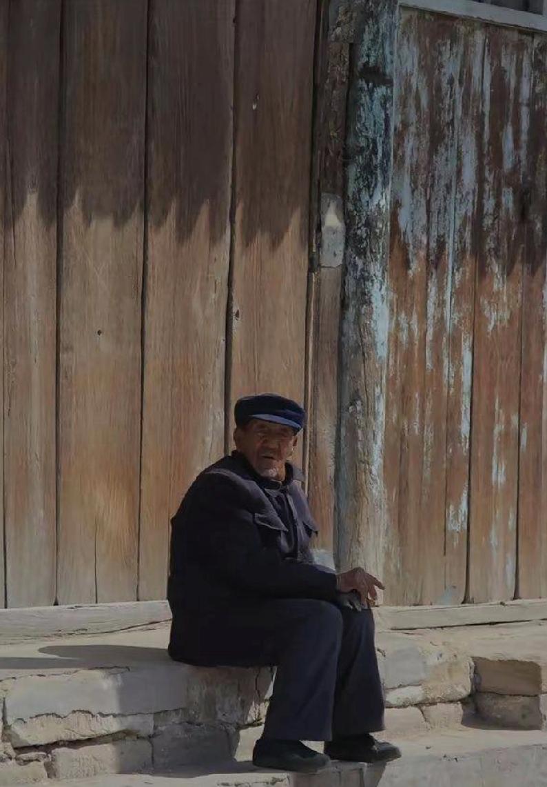 我的父亲今年已经83岁了。他用人生最后十年的沉默，教会了我一个最扎心的道理：儿女