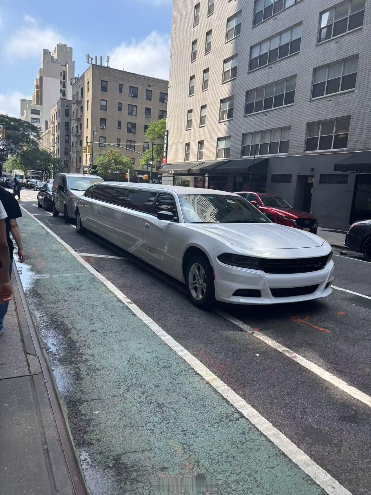 不是哥们这是啥？加长道奇？？！​​​