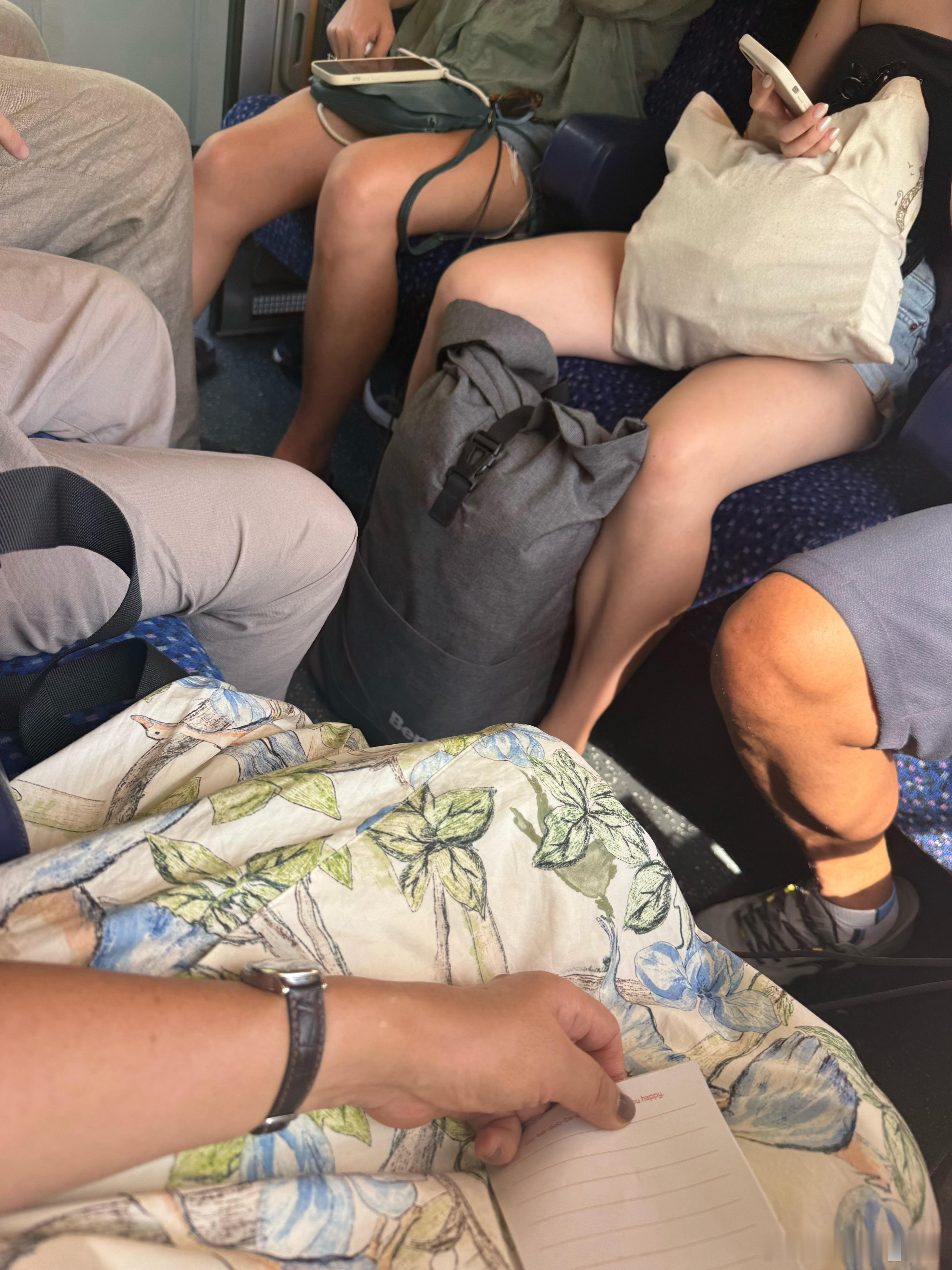 一个生活在二十一世纪二十年代的中国人已经很难坐到这样的火车了又慢又拥挤又热