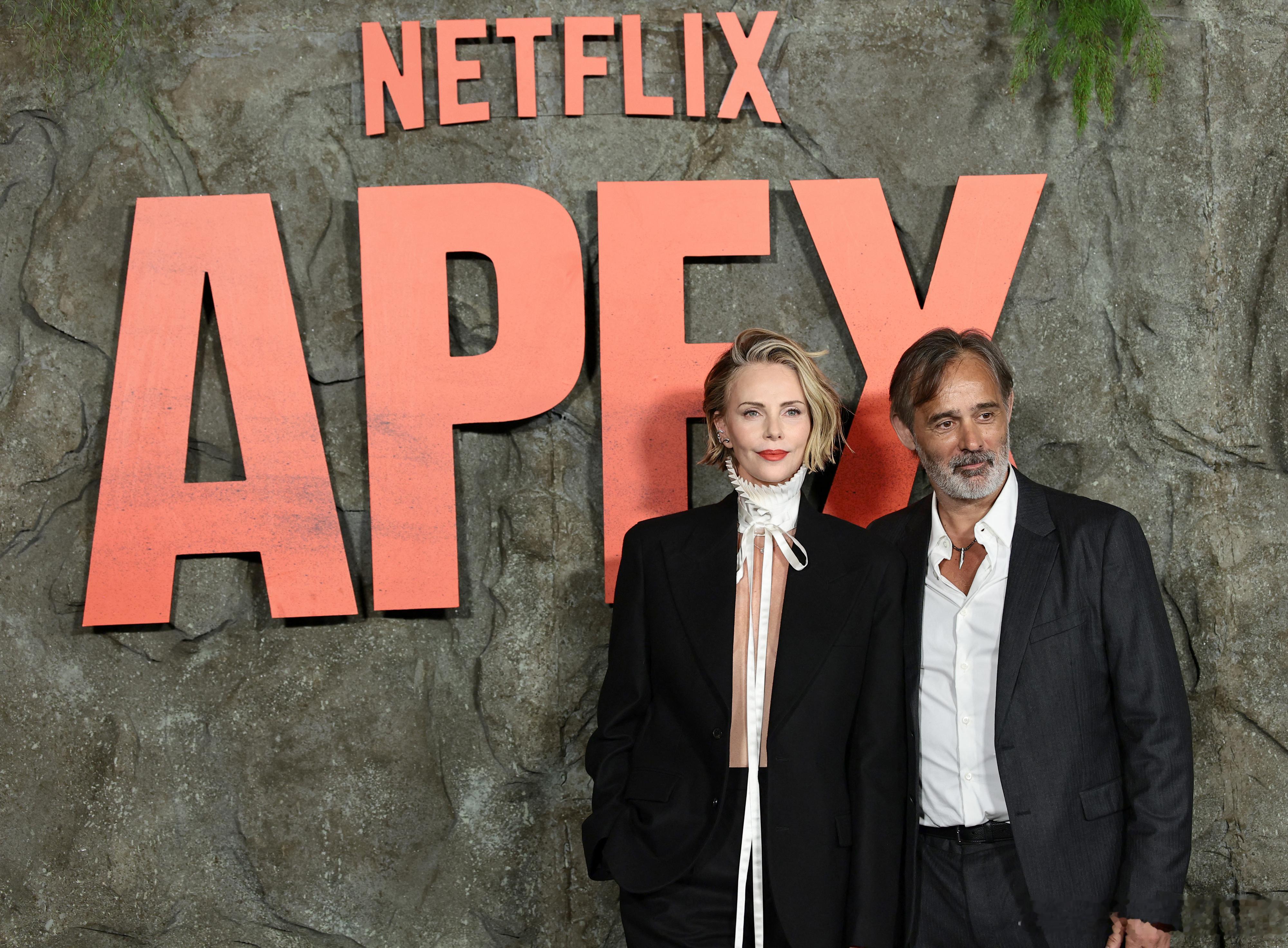 CharlizeTheron查理兹塞隆主演的新片《巅峰追杀》上线后连续两周登顶