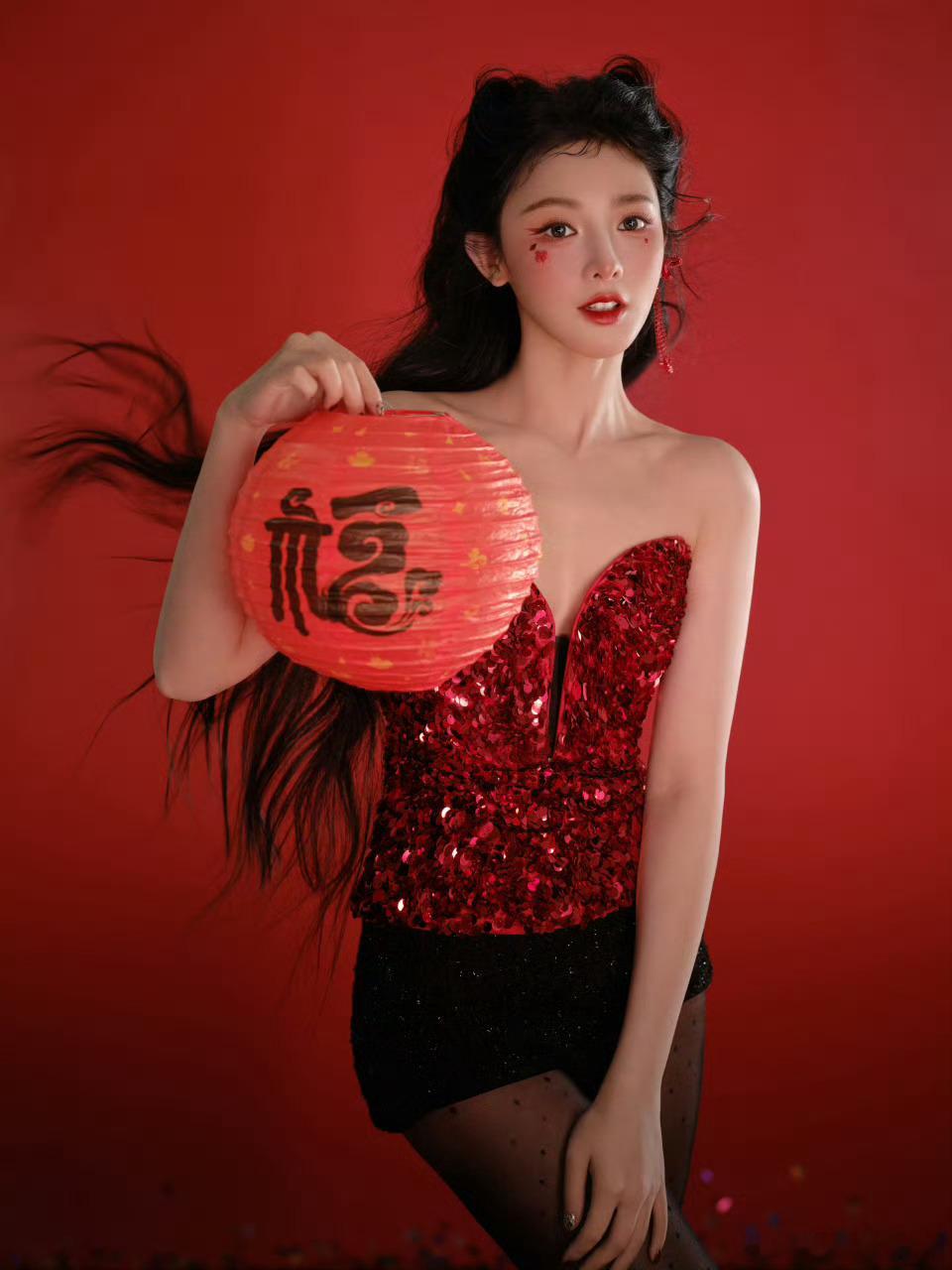 彭小苒穿红色眼前一亮又一亮辣度超标！彭小苒红色豹纹连体衣造型封神，蚂蚁腰线条流