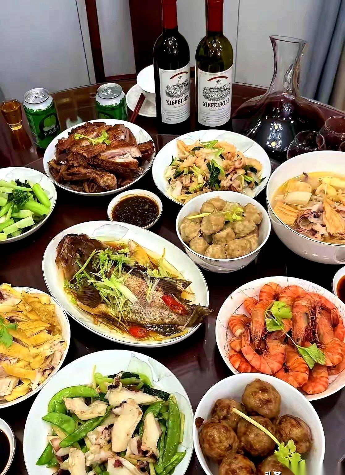 顶着大太阳，我吭哧吭哧蹬了20多公里自行车。到他家楼下，我把一箱啤酒、一箱酸奶