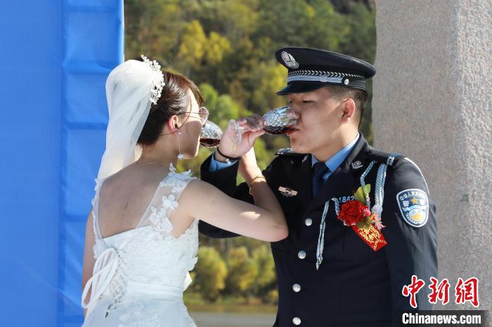 “警察蓝”遇上“婚纱白” 戍边民警“中国最北”遇见爱情