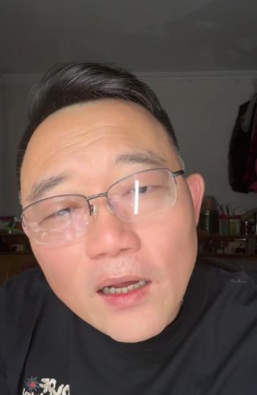 郑好晚上直播说到激动处，他说德云社最少有一半人认为他是边角料！晚上郑好直播说到