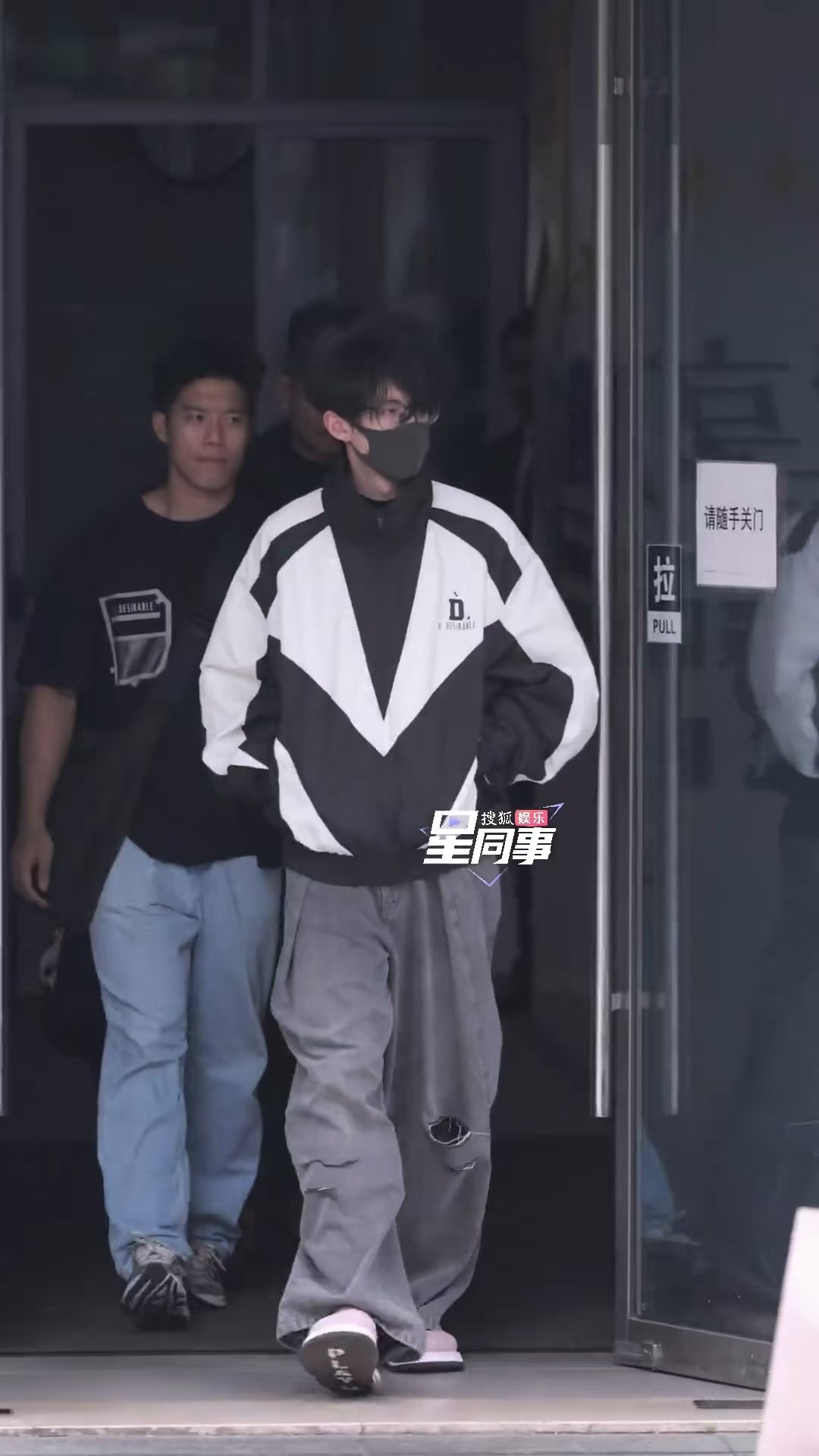 王鹤棣素颜顺毛的状态，简直像是刚睡醒就被拉来上班！