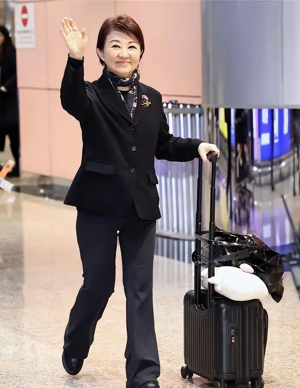 看看卢秀燕这春风得意的样儿真的是不可救药她真的以为去了趟美国交作业，答问卷