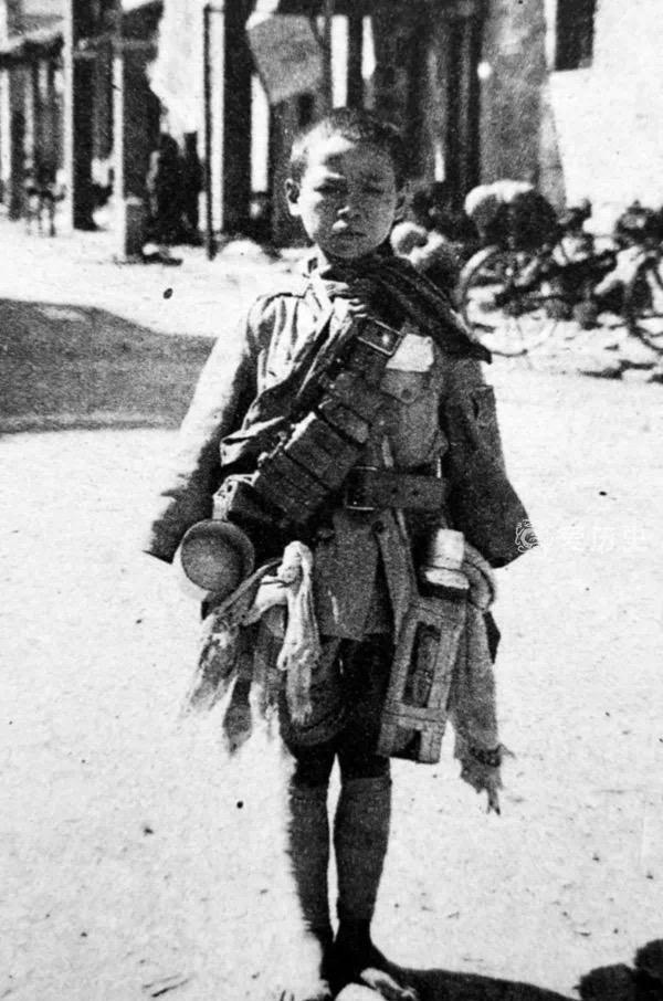 1938年，15岁的小战士季万方不幸被捕，日本记者见他瘦小如10岁孩童，便想给季