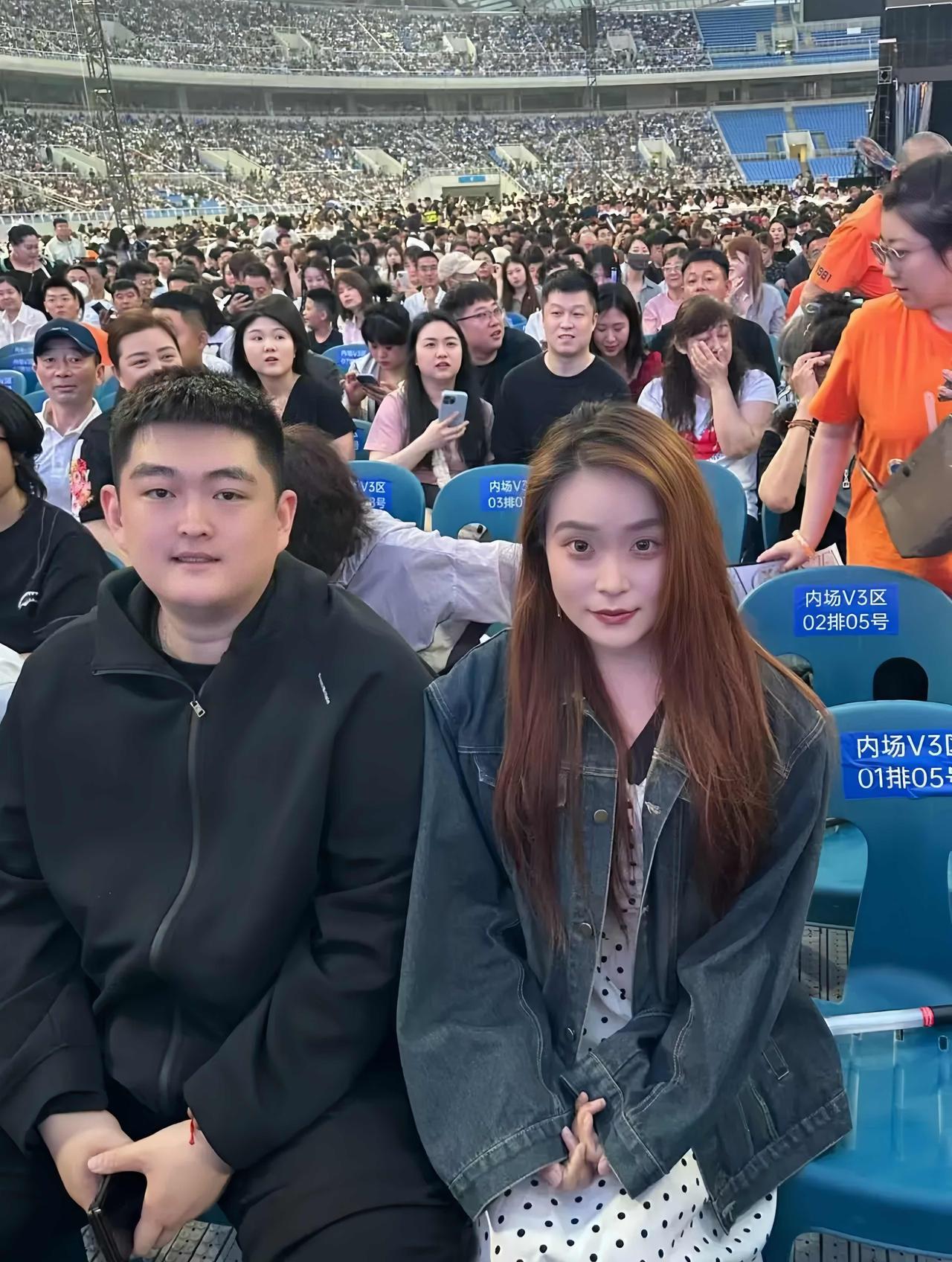 近日，小沈阳全国巡演沈阳站，师父赵本山没来，他儿子“大牛”来捧场了。小沈阳在