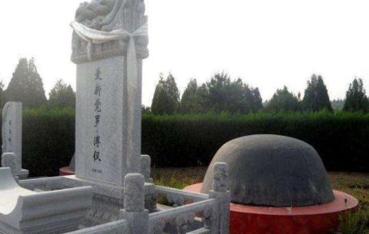 1967年10月17日，溥仪在北京因病去世后，他的家人不知道该以何种规格来安葬溥
