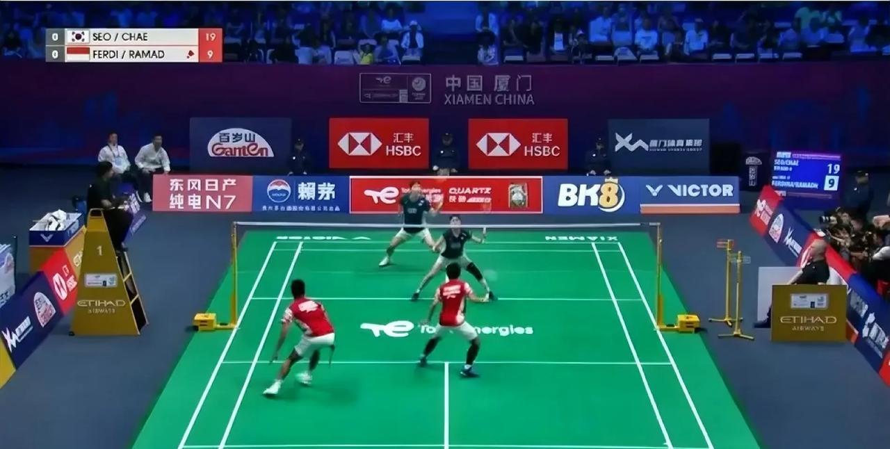 肉丁组合强势获得第一分！2025苏迪曼杯混合团体锦标赛韩国队与印尼队正在进行半