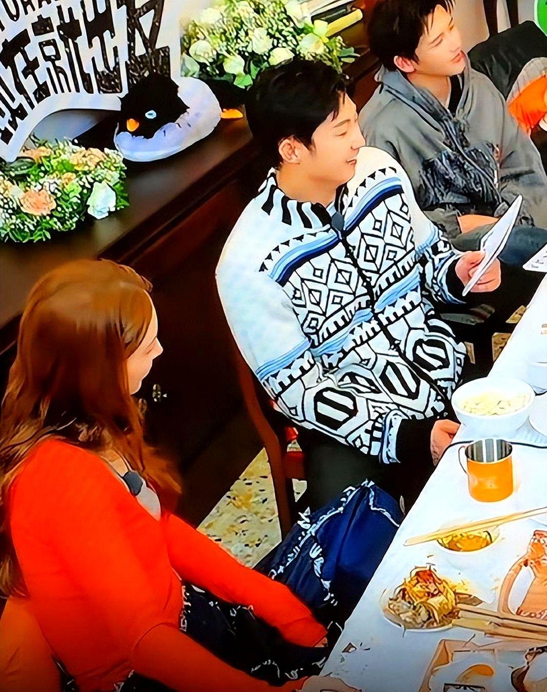 黄景瑜金晨腿贴腿？一张全景图直接打脸了。一开始那张照片看着真挺暧昧的，金晨的